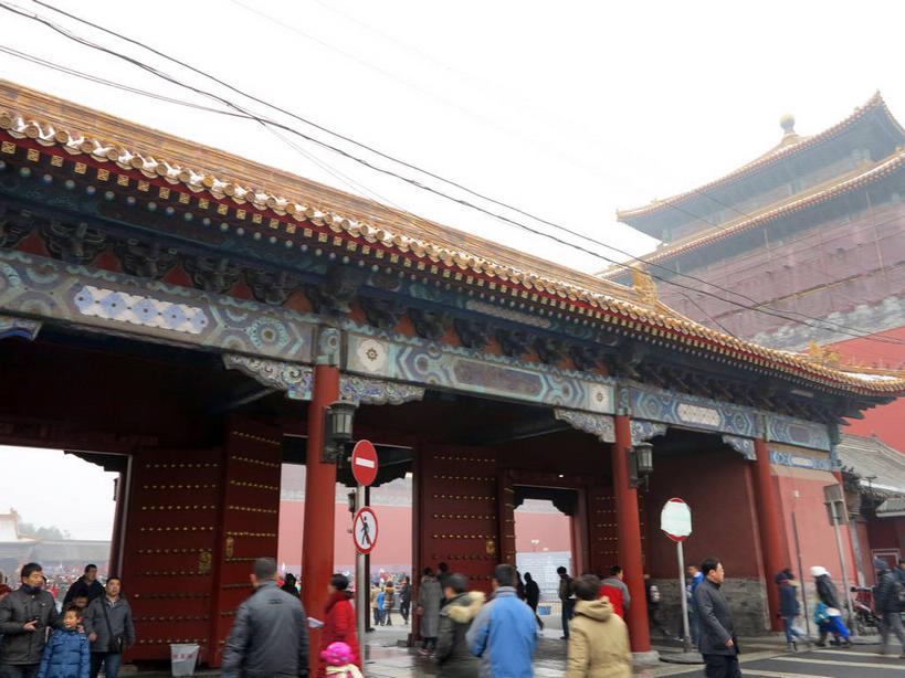 东方人,寺庙,栏杆,走,横图,室外,白天,仰视,旅游,度假,名胜古迹,雾,楼梯,标志建筑,地标,建筑,指示牌,北京,天安门广场,中国,亚洲,一块,行人,游客,游人,吊挂,悬挂,服装,节日,朦胧,模糊,遗迹,艺术,装饰,电力,标志,电线,扶手,路标,瓦片,线,柱子,阶梯,墙,屋檐,乌云,云,阴天,云朵,电能,首都,许多人,警告,挂,线路,云彩,注视,休闲装,黄种人,古迹,文化,文物,娱乐,标识,建设,古建筑,太庙,护栏,路牌,檐,路人,旅客,墙壁,墙面,台阶,衣服,天空,工艺品,庙宇,天,观察,看,祈祷,一群人,享受,休闲,健康,休闲服,旅游胜地,放松,警示,许愿,宗教,服饰,佛教,信仰,观看,纪念,电,禁止,电源,电源线,祈求,美术,迷雾,提醒,察看,昏暗,阴沉,关注,提示,限制,主题,能量,陈列,古文明,东亚,中华人民共和国,东城区,北京市,京,北平,华北地区,功能,美学,释教,过客,平安,危险,男人,男性,年轻男性,年轻女性,女人,女性,亚洲人,大雾,步行,散步,走路,半身,彩图,低角度拍摄,庙,寺,北京太庙,劳动人民文化宫,飞檐,东城,shslj1