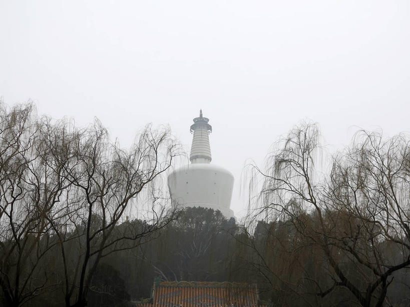 无人,公园,横图,室外,白天,仰视,旅游,度假,名胜古迹,植物,雾,标志建筑,地标,建筑,北海公园,北京,中国,亚洲,朦胧,模糊,遗迹,墙,乌云,云,阴天,云朵,塔,首都,云彩,古迹,文物,娱乐,建设,古建筑,白塔,墙壁,墙面,树,树木,绿色,白色,天空,自然,天,享受,休闲,旅游胜地,放松,生长,成长,迷雾,昏暗,阴沉,古文明,东亚,中华人民共和国,北京市,京,北平,华北地区,北京北海公园,大雾,彩图,低角度拍摄,北海白塔,琼华岛,shslj1,白塔山