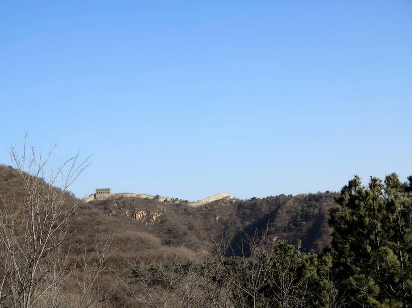 无人,横图,室外,白天,仰视,旅游,度假,美景,名胜古迹,森林,山,山脉,植物,标志建筑,地标,建筑,北京,长城,中国,亚洲,阴影,曲折,弯曲,遗迹,光线,影子,墙,景观,山峰,山峦,首都,古迹,文物,娱乐,建设,城墙,古建筑,墙壁,墙面,树,树木,蓝色,绿色,蓝天,天空,阳光,自然,群山,天,享受,休闲,旅游胜地,景色,放松,蜿蜒,生长,晴朗,成长,坚硬,自然风光,万里长城,防御,烽火台,古文明,东亚,八达岭,八达岭长城,万里无云,中华人民共和国,北京市,京,北平,华北地区,延庆县,坚固,军都山,晴空,晴空万里,彩图,低角度拍摄,墩台,烽堠,烽燧,烟墩,shslj1