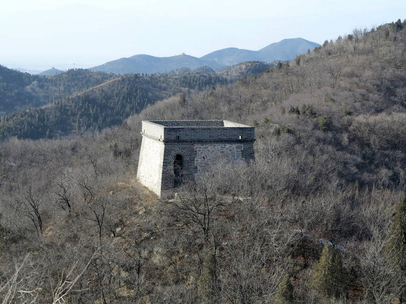 无人,横图,室外,白天,正面,旅游,度假,美景,名胜古迹,森林,山,山脉,植物,标志建筑,地标,建筑,北京,长城,中国,亚洲,阴影,曲折,弯曲,遗迹,光线,影子,墙,景观,山峰,山峦,首都,古迹,文物,娱乐,建设,城墙,古建筑,墙壁,墙面,树,树木,蓝色,绿色,蓝天,天空,阳光,自然,群山,天,享受,休闲,旅游胜地,景色,放松,蜿蜒,生长,晴朗,成长,坚硬,自然风光,万里长城,防御,烽火台,古文明,东亚,八达岭,八达岭长城,万里无云,中华人民共和国,北京市,京,北平,华北地区,延庆县,坚固,军都山,晴空,晴空万里,彩图,墩台,烽堠,烽燧,烟墩,shslj1