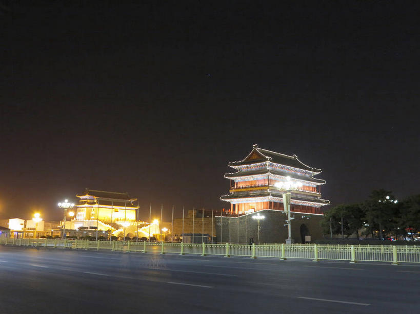 无人,栏杆,横图,室外,夜晚,仰视,旅游,度假,名胜古迹,标志建筑,道路,地标,建筑,路,路灯,公路,汽车,照明,北京,中国,亚洲,遗迹,瓦片,墙,屋檐,围栏,灯光,交通,首都,古迹,文物,娱乐,建设,城墙,古建筑,护栏,檐,墙壁,墙面,车,灯,天空,交通工具,轿车,天,享受,休闲,旅游胜地,放松,城楼,坚硬,照亮,照明设备,载具,前门,防御,古文明,东亚,中华人民共和国,东城区,北京市,京,北平,华北地区,门楼,坚固,马路,彩图,低角度拍摄,前门大街,正阳门,箭楼,正阳门箭楼,东城,shslj1