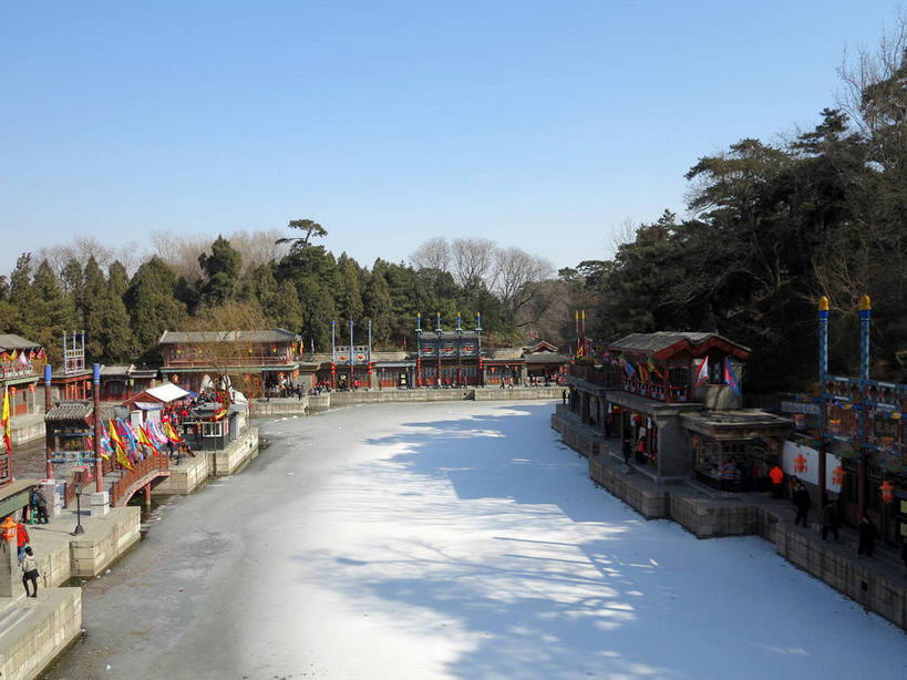 东方人,颐和园,宫殿,走,横图,全景,室外,白天,正面,旅游,度假,河流,名胜古迹,水,天际线,植物,标志建筑,道路,地标,建筑,路,公路,旗帜,北京,中国,亚洲,行人,游客,游人,阴影,服装,遗迹,光线,旗杆,影子,河水,水流,牌坊,牌楼,交通,首都,许多人,注视,休闲装,黄种人,古迹,文化,文物,娱乐,旗子,建设,古建筑,路人,旅客,树,树木,衣服,绿色,天空,阳光,自然,天,观察,看,一群人,享受,休闲,休闲服,旅游胜地,放松,服饰,生长,成长,观看,纪念,祭祀,察看,权利,关注,表彰,荣誉,古文明,东亚,海淀区,中华人民共和国,北京市,京,北平,华北地区,荣耀,旗号,皇家园林,清漪园,过客,男人,男性,年轻男性,年轻女性,女人,女性,中年男性,中年女性,亚洲人,马路,步行,散步,走路,半身,彩图,传统文化,颐和园苏州街,苏州街,shslj1