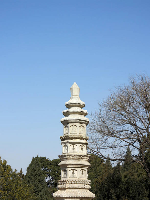 无人,颐和园,宫殿,竖图,室外,白天,仰视,旅游,度假,绘画,名胜古迹,树林,植物,标志建筑,地标,建筑,雕塑,北京,中国,亚洲,阴影,节日,遗迹,艺术,装饰,光线,雕刻,雕像,浮雕,影子,首都,古迹,文化,文物,娱乐,建设,古建筑,树,树木,蓝色,绿色,蓝天,天空,阳光,自然,工艺品,天,祈祷,享受,休闲,健康,旅游胜地,放松,许愿,宗教,佛教,信仰,生长,晴朗,成长,纪念,祈求,美术,权利,主题,陈列,古文明,东亚,海淀区,万里无云,中华人民共和国,北京市,京,北平,华北地区,功能,美学,皇家园林,释教,清漪园,平安,晴空,晴空万里,画画,彩图,低角度拍摄,浅浮雕,shslj1,四大部洲,颐和园四大部洲,经幢,幢幡