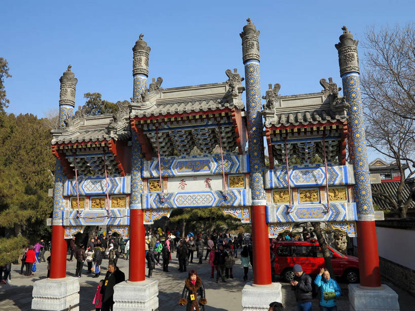 东方人,颐和园,宫殿,走,横图,俯视,室外,白天,旅游,度假,树林,植物,标志建筑,道路,地标,建筑,路,公路,北京,中国,亚洲,行人,游客,游人,阴影,服装,光线,影子,柱子,牌坊,牌楼,交通,首都,许多人,注视,休闲装,黄种人,文化,娱乐,建设,路人,旅客,树,树木,衣服,蓝色,绿色,蓝天,天空,阳光,自然,天,观察,看,一群人,享受,休闲,休闲服,旅游胜地,放松,服饰,生长,晴朗,成长,观看,纪念,祭祀,察看,权利,关注,表彰,荣誉,东亚,海淀区,万里无云,中华人民共和国,北京市,京,北平,华北地区,荣耀,皇家园林,清漪园,过客,男人,男性,年轻男性,年轻女性,女人,女性,中年男性,中年女性,亚洲人,晴空,晴空万里,马路,步行,散步,走路,半身,彩图,高角度拍摄,传统文化,shslj1,霏香牌楼