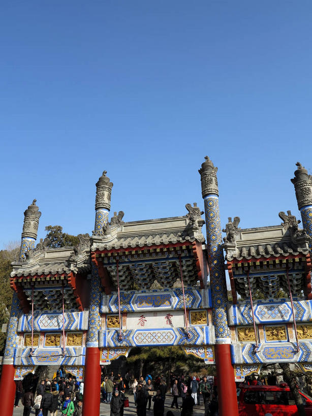 东方人,颐和园,宫殿,走,竖图,俯视,室外,白天,旅游,度假,树林,植物,标志建筑,道路,地标,建筑,路,公路,北京,中国,亚洲,行人,游客,游人,阴影,服装,光线,影子,柱子,牌坊,牌楼,交通,首都,许多人,注视,休闲装,黄种人,文化,娱乐,建设,路人,旅客,树,树木,衣服,蓝色,绿色,蓝天,天空,阳光,自然,天,观察,看,一群人,享受,休闲,休闲服,旅游胜地,放松,服饰,生长,晴朗,成长,观看,纪念,祭祀,察看,权利,关注,表彰,荣誉,东亚,海淀区,万里无云,中华人民共和国,北京市,京,北平,华北地区,荣耀,皇家园林,清漪园,过客,男人,男性,年轻男性,年轻女性,女人,女性,中年男性,中年女性,亚洲人,晴空,晴空万里,马路,步行,散步,走路,半身,彩图,高角度拍摄,传统文化,shslj1,霏香牌楼