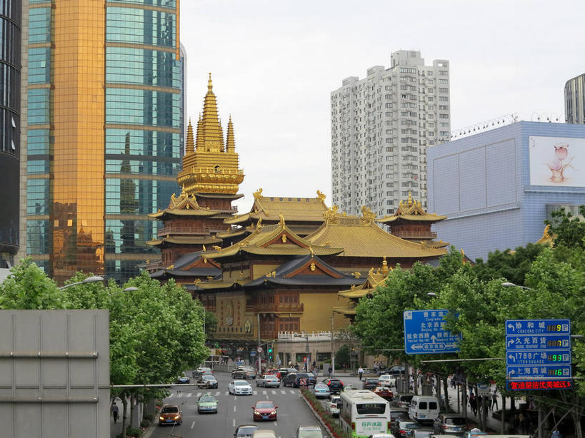 无人,高楼大厦,寺庙,横图,俯视,室外,白天,旅游,度假,名胜古迹,植物,窗户,落地窗,标志建筑,大厦,道路,地标,建筑,路,摩天大楼,指示牌,公路,公共汽车,上海,中国,亚洲,一排,许多,节日,遗迹,整齐,并列,并排,标志,路标,墙,屋顶,乌云,云,阴天,云朵,分界线,巴士,停车线,公交车,交通,很多,云彩,顶棚,古迹,文化,文物,娱乐,标识,建设,古建筑,路牌,玻璃窗,墙壁,墙面,车,树,树木,南京西路,排列,蓝色,绿色,倒影,天空,自然,庙宇,交通工具,轿车,南京路,天,祈祷,享受,休闲,健康,金色,旅游胜地,放松,许愿,宗教,佛教,信仰,生长,成长,纪念,静安寺,车行道,车行道分界线,祈求,申,倒映,昏暗,阴沉,队列,载具,标线,平行,玻璃幕墙,古文明,东亚,车行线,静安区,上海市,华山路,中华人民共和国,沪,华东地区,释教,反照,平安,马路,彩图,高角度拍摄,大楼,高层建筑,高楼,庙,摩天楼,寺,静安古寺,shslj1,环球世界大厦,万航渡路