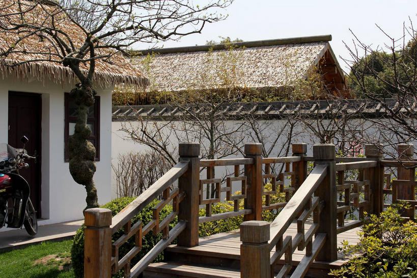 无人,家,栏杆,横图,室外,白天,正面,度假,草地,草坪,美景,植物,楼梯,城市风光,城市,阴影,光线,扶手,木板,影子,房屋,阶梯,墙,屋顶,屋子,景观,桥,木桥,顶棚,娱乐,护栏,楼房,墙壁,墙面,台阶,住宅,栈桥,草,树,树木,蓝色,绿色,白色,蓝天,天空,阳光,自然,天,享受,休闲,景色,放松,生长,晴朗,成长,人行桥,木板桥,独木桥,万里无云,晴空,晴空万里,彩图,房子,shslj1