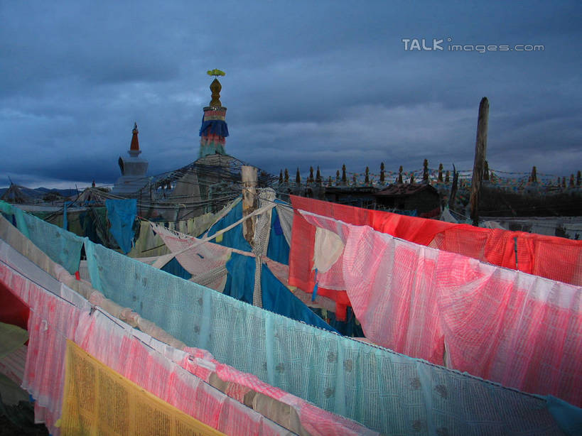 无人,寺庙,横图,室外,白天,正面,旅游,度假,标志建筑,地标,建筑,中国,亚洲,阴影,节日,光线,影子,云,云朵,燃烧,云彩,文化,娱乐,建设,西藏,经幡,蓝色,白云,蓝天,天空,阳光,香火,庙宇,天,祈祷,享受,休闲,健康,旅游胜地,放松,许愿,宗教,信仰,晴朗,纪念,祈求,藏,东亚,西藏自治区,风马旗,中华人民共和国,西南地区,平安,晴空,彩图,庙,寺,shtjw1