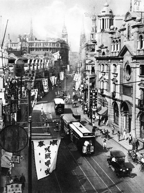 东方人,家,走,竖图,俯视,黑白,室外,白天,旅游,度假,植物,标志建筑,地标,建筑,路,路灯,铁路,汽车,电车,照明,上海,中国,亚洲,行人,游客,游人,阴影,服装,光线,影子,房屋,屋子,公寓,灯光,轨道,交通,铁轨,许多人,注视,休闲装,黄种人,娱乐,建设,洋房,楼房,路人,旅客,住宅,车,灯,树,树木,衣服,绿色,阳光,自然,交通工具,南京路,观察,看,一群人,享受,休闲,休闲服,旅游胜地,放松,运输,服饰,南京路步行街,南京东路,生长,成长,观看,照亮,申,察看,照明设备,关注,载具,黄浦区,东亚,上海市,中华人民共和国,沪,华东地区,无轨电车,过客,男人,男性,年轻男性,年轻女性,女人,女性,亚洲人,步行,散步,走路,半身,高角度拍摄,房子,shtjw1