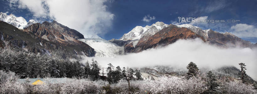 无人,横图,室外,白天,正面,旅游,度假,石头,美景,森林,山,树林,雪,雪山,植物,雾,大雪,贡嘎山,中国,亚洲,阴影,朦胧,模糊,光线,石子,影子,冰,积雪,景观,山顶,山峰,雪景,云,云朵,冬季,冬天,山峦,云彩,娱乐,树,树木,蓝色,绿色,白云,蓝天,天空,阳光,自然,天,享受,休闲,景色,放松,寒冷,四川省,生长,晴朗,成长,迷雾,冰冷,自然风光,东亚,沉积岩,四川,甘孜藏族自治州,中华人民共和国,西南地区,严寒,川,甘孜,甘孜州,冰凉,酷寒,凛冽,凛凛,极冷,保护区,颠峰,极峰,自然保护区,贡嘎山风景区,贡嘎山国家级自然保护区,贡嘎山自然保护区,水成岩,石块,岩石,大雾,晴空,彩图,shtjw1