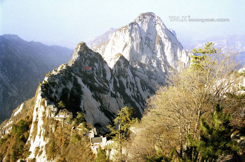 无人,横图,室外,白天,正面,旅游,度假,华山,石头,美景,山,树林,雪,雪山,植物,大雪,中国,亚洲,阴影,光线,石子,影子,冰,积雪,景观,山顶,山峰,雪景,冬季,冬天,山峦,娱乐,树,树木,蓝色,绿色,蓝天,天空,阳光,自然,天,享受,休闲,景色,放松,寒冷,生长,晴朗,成长,冰冷,自然风光,东亚,沉积岩,陕西,陕西省,万里无云,中华人民共和国,严寒,冰凉,酷寒,凛冽,凛凛,极冷,西北地区,陕,渭南,渭南市,颠峰,极峰,水成岩,奇险天下第一山,西岳,西岳华山,石块,岩石,晴空,晴空万里,彩图,五岳之一,shtjw1