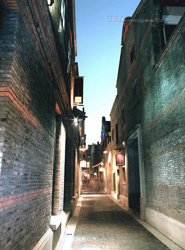 无人,家,竖图,室外,白天,仰视,旅游,度假,石头,标志建筑,道路,地标,建筑,路,公路,上海,中国,亚洲,阴影,光线,石子,影子,房屋,墙,屋子,交通,娱乐,建设,楼房,墙壁,墙面,石库门,住宅,蓝色,蓝天,天空,阳光,天,享受,休闲,旅游胜地,放松,晴朗,申,东亚,上海市,万里无云,中华人民共和国,沪,华东地区,石块,晴空,晴空万里,马路,彩图,低角度拍摄,房子,shtjw1