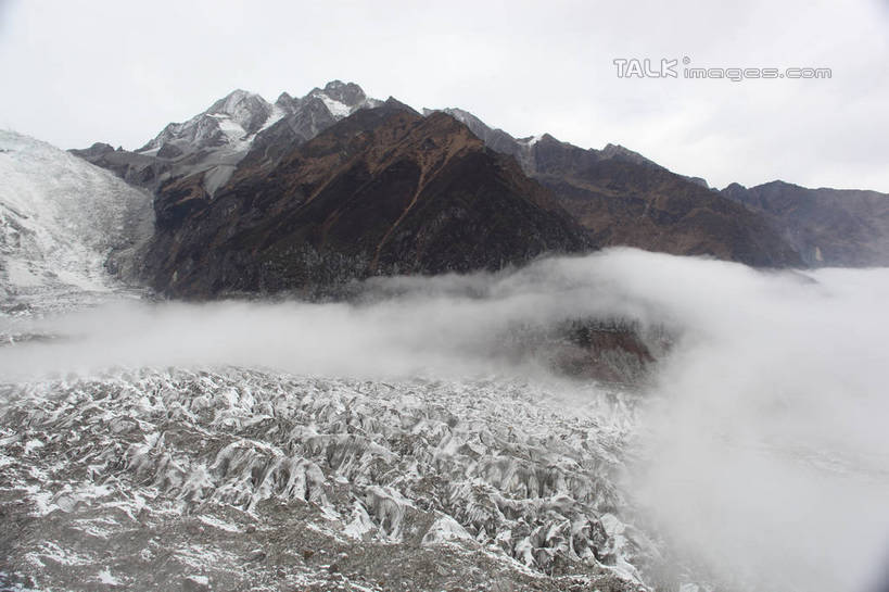 无人,横图,室外,白天,正面,旅游,度假,石头,美景,森林,山,树林,雪,雪山,植物,雾,大雪,贡嘎山,中国,亚洲,阴影,朦胧,模糊,光线,石子,影子,冰,积雪,景观,山顶,山峰,雪景,云,云朵,冬季,冬天,山峦,云彩,娱乐,树,树木,蓝色,绿色,白云,蓝天,天空,阳光,自然,天,享受,休闲,景色,放松,寒冷,四川省,生长,晴朗,成长,迷雾,冰冷,自然风光,东亚,沉积岩,四川,甘孜藏族自治州,中华人民共和国,西南地区,严寒,川,甘孜,甘孜州,冰凉,酷寒,凛冽,凛凛,极冷,保护区,颠峰,极峰,自然保护区,贡嘎山风景区,贡嘎山国家级自然保护区,贡嘎山自然保护区,水成岩,石块,岩石,大雾,晴空,彩图,shtjw1