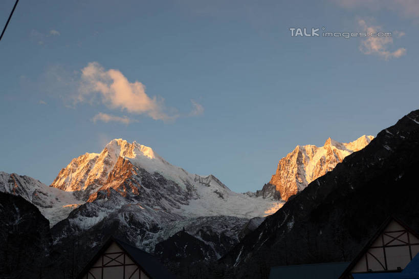 无人,横图,室外,白天,正面,旅游,度假,石头,美景,森林,山,树林,雪,雪山,植物,雾,大雪,贡嘎山,中国,亚洲,阴影,朦胧,模糊,光线,石子,影子,冰,积雪,景观,山顶,山峰,雪景,云,云朵,冬季,冬天,山峦,云彩,娱乐,树,树木,蓝色,绿色,白云,蓝天,天空,阳光,自然,天,享受,休闲,景色,放松,寒冷,四川省,生长,晴朗,成长,迷雾,冰冷,自然风光,东亚,沉积岩,四川,甘孜藏族自治州,中华人民共和国,西南地区,严寒,川,甘孜,甘孜州,冰凉,酷寒,凛冽,凛凛,极冷,保护区,颠峰,极峰,自然保护区,贡嘎山风景区,贡嘎山国家级自然保护区,贡嘎山自然保护区,水成岩,石块,岩石,大雾,晴空,彩图,shtjw1