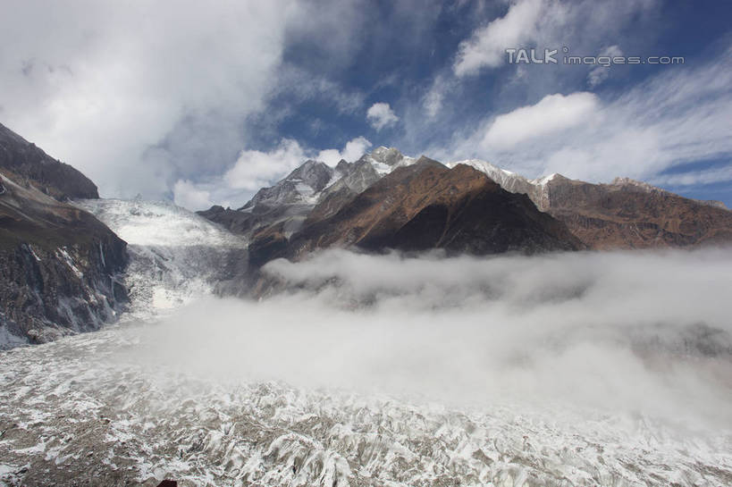 无人,横图,室外,白天,正面,旅游,度假,石头,美景,森林,山,树林,雪,雪山,植物,雾,大雪,贡嘎山,中国,亚洲,阴影,朦胧,模糊,光线,石子,影子,冰,积雪,景观,山顶,山峰,雪景,云,云朵,冬季,冬天,山峦,云彩,娱乐,树,树木,蓝色,绿色,白云,蓝天,天空,阳光,自然,天,享受,休闲,景色,放松,寒冷,四川省,生长,晴朗,成长,迷雾,冰冷,自然风光,东亚,沉积岩,四川,甘孜藏族自治州,中华人民共和国,西南地区,严寒,川,甘孜,甘孜州,冰凉,酷寒,凛冽,凛凛,极冷,保护区,颠峰,极峰,自然保护区,贡嘎山风景区,贡嘎山国家级自然保护区,贡嘎山自然保护区,水成岩,石块,岩石,大雾,晴空,彩图,shtjw1