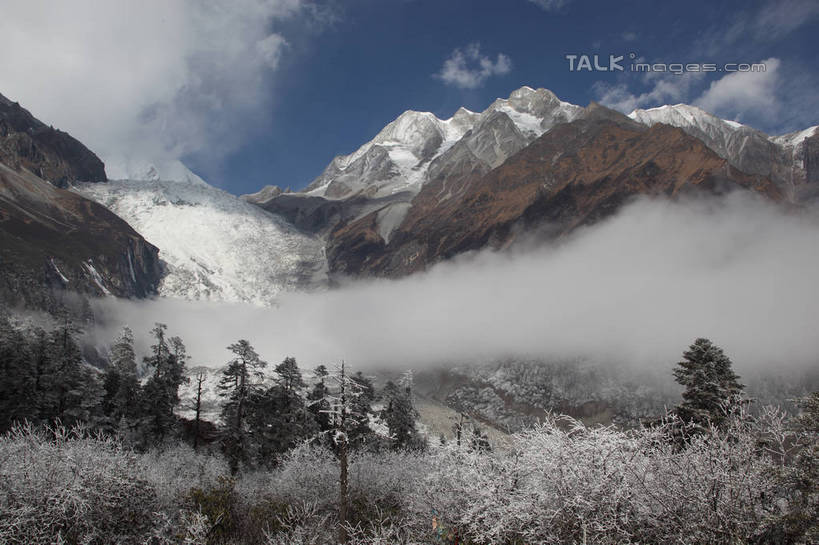 无人,横图,室外,白天,正面,旅游,度假,石头,美景,森林,山,树林,雪,雪山,植物,雾,大雪,贡嘎山,中国,亚洲,阴影,朦胧,模糊,光线,石子,影子,冰,积雪,景观,山顶,山峰,雪景,云,云朵,冬季,冬天,山峦,云彩,娱乐,树,树木,蓝色,绿色,白云,蓝天,天空,阳光,自然,天,享受,休闲,景色,放松,寒冷,四川省,生长,晴朗,成长,迷雾,冰冷,自然风光,东亚,沉积岩,四川,甘孜藏族自治州,中华人民共和国,西南地区,严寒,川,甘孜,甘孜州,冰凉,酷寒,凛冽,凛凛,极冷,保护区,颠峰,极峰,自然保护区,贡嘎山风景区,贡嘎山国家级自然保护区,贡嘎山自然保护区,水成岩,石块,岩石,大雾,晴空,彩图,shtjw1