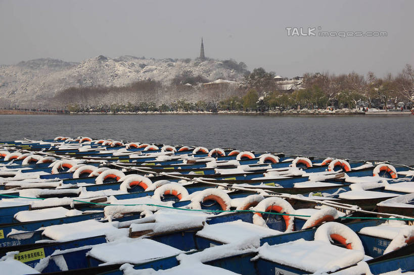 游泳,无人,横图,室外,白天,正面,旅游,度假,湖,湖泊,美景,水,植物,轮船,船,中国,亚洲,一排,阴影,波纹,整齐,并列,并排,光线,救生圈,影子,塑料,湖面,景观,水流,水面,涟漪,娱乐,浙江,树,树木,浙江省,排列,蓝色,绿色,倒影,蓝天,水纹,天空,阳光,自然,塑料制品,游泳圈,交通工具,波浪,湖水,天,享受,休闲,景色,放松,充气,生长,晴朗,成长,杭州,倒映,救生,队列,自然风光,载具,平行,东亚,雷峰塔,杭州市,万里无云,中华人民共和国,华东地区,省会,水晕,浙,泅水,反照,西湖区,晴空,晴空万里,彩图,黄妃塔,shtjw1