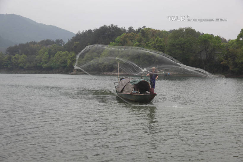 东方人,一个人,渔夫,站,投,横图,室外,白天,正面,旅游,度假,河流,石头,美景,森林,山,山脉,树林,水,植物,船,中国,亚洲,仅一个男性,仅一个人,握,阴影,波纹,服装,光线,石子,影子,河水,景观,山顶,山峰,水流,木船,涟漪,山峦,拿,拿着,注视,休闲装,黄种人,娱乐,浙江,树,树木,浙江省,仅一个年轻男性,衣服,蓝色,绿色,倒影,蓝天,水纹,天空,阳光,自然,交通工具,波浪,群山,天,观察,看,站着,享受,休闲,休闲服,景色,放松,握着,服饰,生长,渔网,晴朗,成长,观看,渔具,察看,倒映,舟,关注,抓捕,自然风光,载具,捕捞,鱼网,东亚,沉积岩,万里无云,拉网,捕捞工具,中华人民共和国,华东地区,水晕,浙,颠峰,极峰,反照,水成岩,男人,男性,年轻男性,亚洲人,捕鱼人,打鱼人,石块,岩石,晴空,晴空万里,抛,扔,撒,站立,掷,彩图,全身,shtjw1