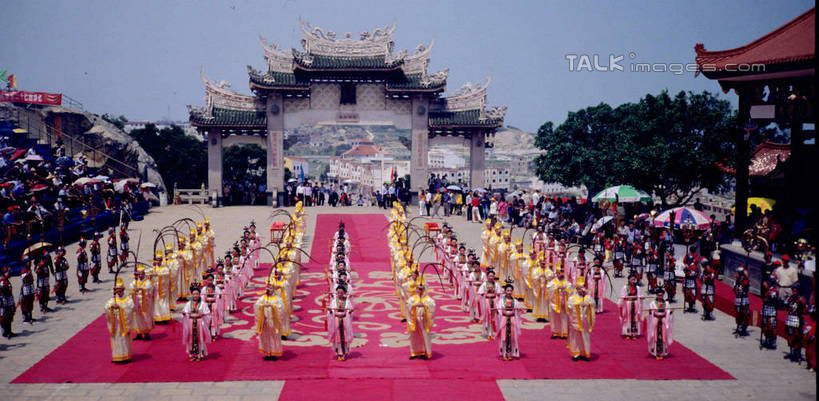 东方人,寺庙,站,横图,室外,白天,正面,民族服装,旅游,度假,植物,标志建筑,地标,建筑,中国,亚洲,一排,行人,游客,游人,表演,阴影,服装,节日,整齐,并列,并排,光线,影子,许多人,燃烧,注视,黄种人,文化,娱乐,建设,路人,旅客,树,树木,扮演,排列,衣服,蓝色,绿色,蓝天,天空,阳光,自然,香火,庙宇,天,观察,看,祈祷,站着,一群人,享受,休闲,健康,旅游胜地,放松,许愿,宗教,服饰,信仰,生长,晴朗,成长,观看,纪念,祈求,察看,演出,衣着,穿着,队列,关注,平行,福建,东亚,妈祖庙,莆田,福建省,万里无云,中华人民共和国,华东地区,闽,莆田市,泉州,泉州市,衣饰,过客,平安,男人,男性,年轻男性,年轻女性,女人,女性,亚洲人,晴空,晴空万里,站立,半身,彩图,传统服装,民俗服,庙,寺,仙游县,仙游,泉港区,泉港,湄洲湾,湄洲岛妈祖庙,湄州岛,shtjw1