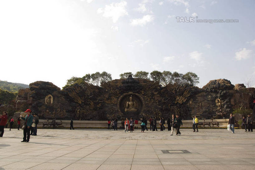 东方人,站,横图,室外,白天,旅游,度假,绘画,名胜古迹,标志建筑,地标,建筑,雕塑,中国,亚洲,行人,游客,游人,服装,遗迹,艺术,装饰,雕刻,雕像,浮雕,墙,云,云朵,许多人,云彩,休闲装,黄种人,古迹,文化,文物,娱乐,建设,古建筑,江苏,灵山大照壁,无锡,照壁,路人,旅客,墙壁,墙面,背面,衣服,蓝色,白云,蓝天,天空,工艺品,天,站着,一群人,享受,休闲,休闲服,灵山,旅游胜地,放松,服饰,晴朗,纪念,美术,中国文化,主题,陈列,古文明,东亚,江苏省,灵山胜境,无锡灵山,中华人民共和国,华东地区,苏,功能,美学,影壁,无锡市,过客,男人,男性,年轻男性,年轻女性,女人,女性,亚洲人,晴空,画画,站立,彩图,全身,滨湖区,无锡灵山大佛景区,灵山大佛景区,屏风墙,萧墙,传统文化,shwf1