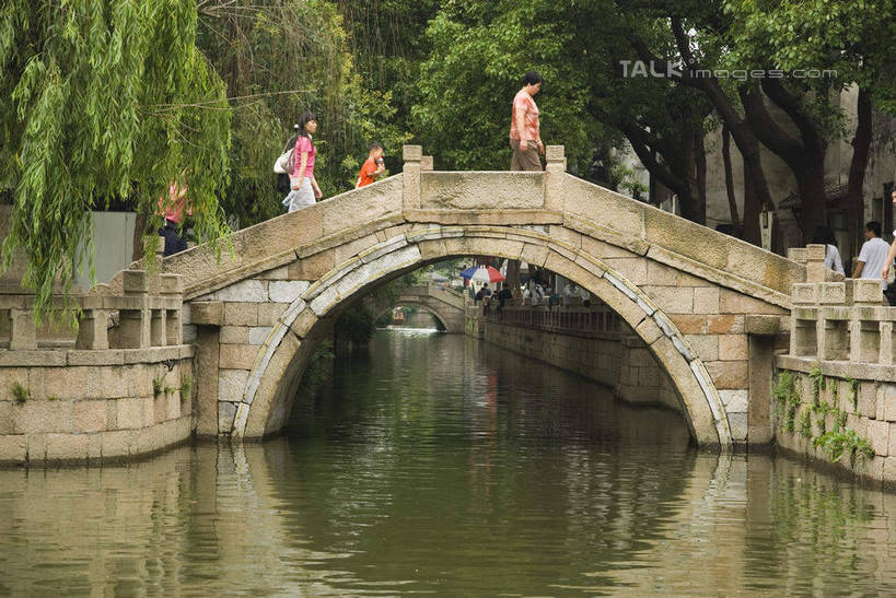 东方人,走,横图,室外,白天,侧面,旅游,度假,河流,石头,名胜古迹,水,植物,标志建筑,地标,建筑,中国,亚洲,行人,游客,游人,服装,遗迹,石子,河水,水流,桥,许多人,休闲装,黄种人,古迹,文物,娱乐,建设,古建筑,江苏,石桥,苏州,太平桥,同里,路人,旅客,拱桥,栈桥,树,树木,衣服,绿色,自然,一群人,享受,休闲,休闲服,旅游胜地,放松,服饰,拱形,生长,成长,人行桥,石拱桥,古文明,东亚,江苏省,苏州市,同里镇,中华人民共和国,华东地区,苏,吴江,过客,男人,男性,年轻男性,年轻女性,女人,女性,亚洲人,石块,步行,散步,走路,彩图,全身,吴江区,同里古镇,shwf1