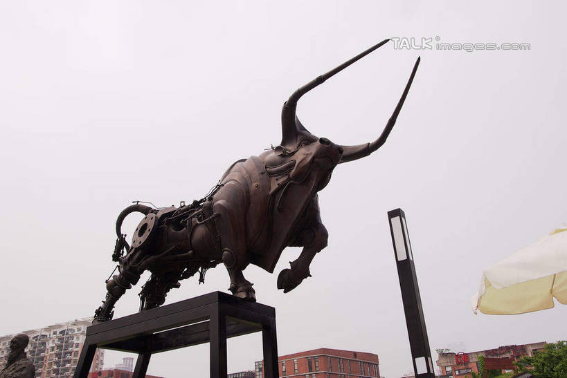 无人,横图,室外,白天,仰视,度假,美景,城市风光,城市,路灯,牛,照明,雕塑,上海,中国,亚洲,奔驰,艺术,装饰,雕刻,雕像,景观,灯光,娱乐,红坊,创意园,灯,一只,蓝色,蓝天,天空,动物,工艺品,天,奔跑,享受,休闲,家畜,景色,放松,牲畜,晴朗,纪念,照亮,美术,申,照明设备,主题,陈列,东亚,长宁区,上海市,万里无云,中华人民共和国,沪,华东地区,功能,美学,晴空,晴空万里,彩图,低角度拍摄,全身,红坊文化艺术社区,红坊创意园区,shwf1