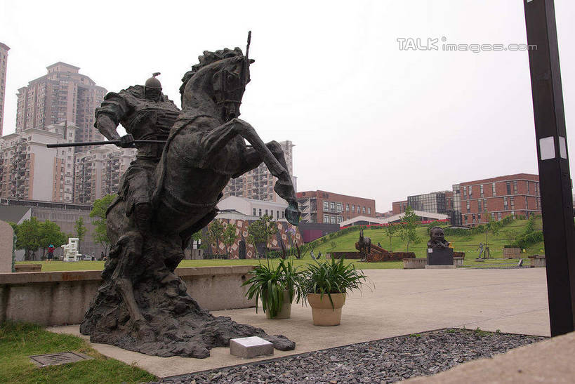无人,家,跳,横图,室外,白天,侧面,度假,草地,草坪,美景,植物,城市风光,城市,马,野生动物,花盆,雕塑,上海,中国,亚洲,艺术,装饰,雕刻,雕像,陶瓷,房屋,屋子,景观,公寓,陶瓷制品,半空,抬腿,注视,娱乐,红坊,洋房,楼房,创意园,一匹,住宅,草,树,树木,绿色,自然,动物,容器,工艺品,观察,看,享受,休闲,景色,放松,运输,牲畜,生长,成长,观看,纪念,储藏,美术,申,察看,储存,关注,主题,陈列,东亚,长宁区,上海市,中华人民共和国,沪,华东地区,功能,美学,跳跃,彩图,全身,房子,铜雕,红坊文化艺术社区,贮存,红坊创意园区,shwf1