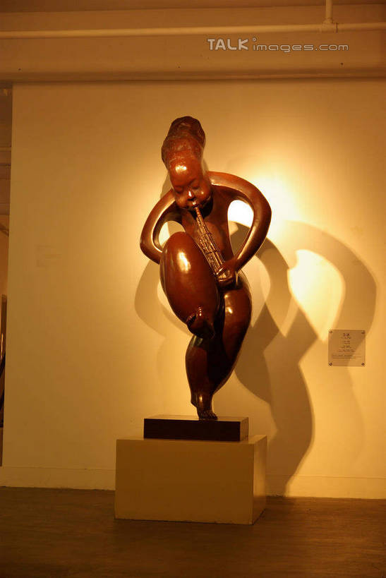 一个人,无人,站,竖图,室内,白天,正面,度假,美景,城市风光,城市,雕塑,上海,中国,亚洲,仅一个年轻女性,仅一个女性,仅一个人,阴影,艺术,装饰,光线,雕刻,雕像,影子,景观,灯光,注视,娱乐,手叉腰,红坊,创意园,裸露,工艺品,叉腰,观察,看,站着,享受,休闲,景色,放松,观看,纪念,美术,申,察看,双手叉腰,关注,主题,裸,陈列,东亚,长宁区,上海市,中华人民共和国,沪,华东地区,功能,美学,年轻女性,女人,女性,站立,彩图,铜雕,红坊文化艺术社区,红坊创意园区,shwf1