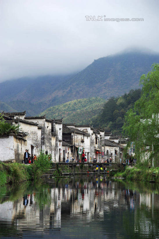 无人,家,竖图,室外,白天,正面,旅游,度假,河流,名胜古迹,森林,山,山脉,树林,水,植物,标志建筑,地标,建筑,中国,亚洲,遗迹,房屋,屋子,河水,山峰,水流,山峦,古迹,文物,娱乐,建设,古建筑,江西,理坑,婺源,楼房,住宅,树,树木,蓝色,绿色,蓝天,天空,自然,群山,天,享受,休闲,旅游胜地,瓦房,放松,生长,晴朗,成长,古文明,东亚,江西省,万里无云,中华人民共和国,华东地区,赣,婺源县,上饶,上饶市,晴空,晴空万里,彩图,房子,沱川乡,理坑村,shwf1