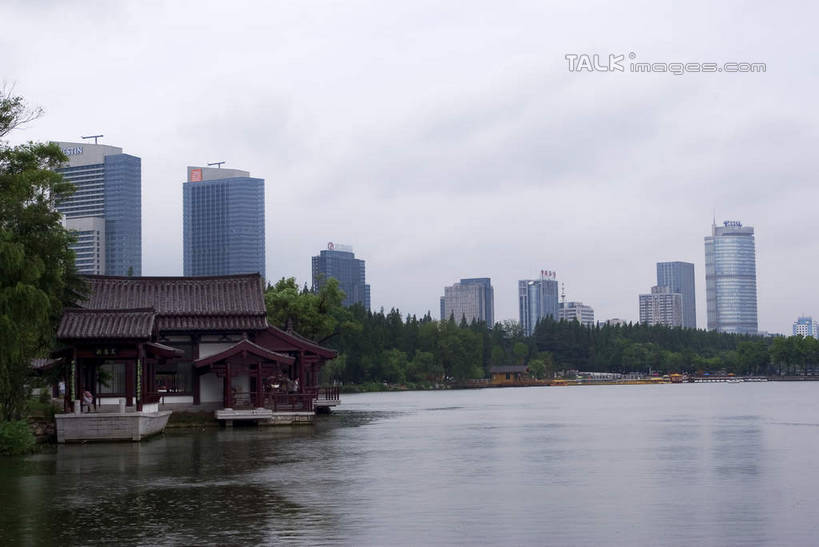 无人,家,高楼大厦,横图,室外,白天,正面,度假,河流,美景,水,植物,城市风光,城市,大厦,建筑,摩天大楼,南京,中国,亚洲,阴影,光线,影子,房屋,屋子,河水,景观,水流,云,云朵,云彩,娱乐,江苏,楼房,住宅,树,树木,蓝色,绿色,白云,蓝天,天空,阳光,自然,天,享受,休闲,瓦房,景色,放松,生长,晴朗,成长,玄武湖,东亚,江苏省,南京市,中华人民共和国,华东地区,苏,省会,石头城,晴空,彩图,房子,大楼,高层建筑,高楼,摩天楼,金陵明珠,桑泊,shwf1