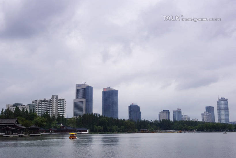 无人,家,高楼大厦,横图,室外,白天,正面,度假,河流,美景,水,植物,城市风光,城市,大厦,建筑,摩天大楼,南京,中国,亚洲,阴影,光线,影子,房屋,屋子,河水,景观,水流,云,云朵,云彩,娱乐,江苏,楼房,住宅,树,树木,蓝色,绿色,白云,蓝天,天空,阳光,自然,天,享受,休闲,瓦房,景色,放松,生长,晴朗,成长,玄武湖,东亚,江苏省,南京市,中华人民共和国,华东地区,苏,省会,石头城,晴空,彩图,房子,大楼,高层建筑,高楼,摩天楼,金陵明珠,桑泊,shwf1