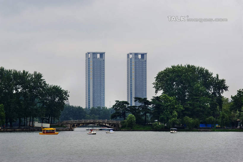 无人,家,高楼大厦,横图,室外,白天,正面,度假,河流,美景,水,植物,城市风光,城市,大厦,建筑,轮船,摩天大楼,船,南京,中国,亚洲,阴影,光线,影子,房屋,屋子,河水,景观,水流,云,云朵,云彩,娱乐,江苏,楼房,住宅,树,树木,蓝色,绿色,白云,蓝天,天空,阳光,自然,交通工具,天,享受,休闲,瓦房,景色,放松,生长,晴朗,成长,玄武湖,载具,东亚,江苏省,南京市,中华人民共和国,华东地区,苏,省会,石头城,晴空,彩图,房子,大楼,高层建筑,高楼,摩天楼,金陵明珠,桑泊,shwf1