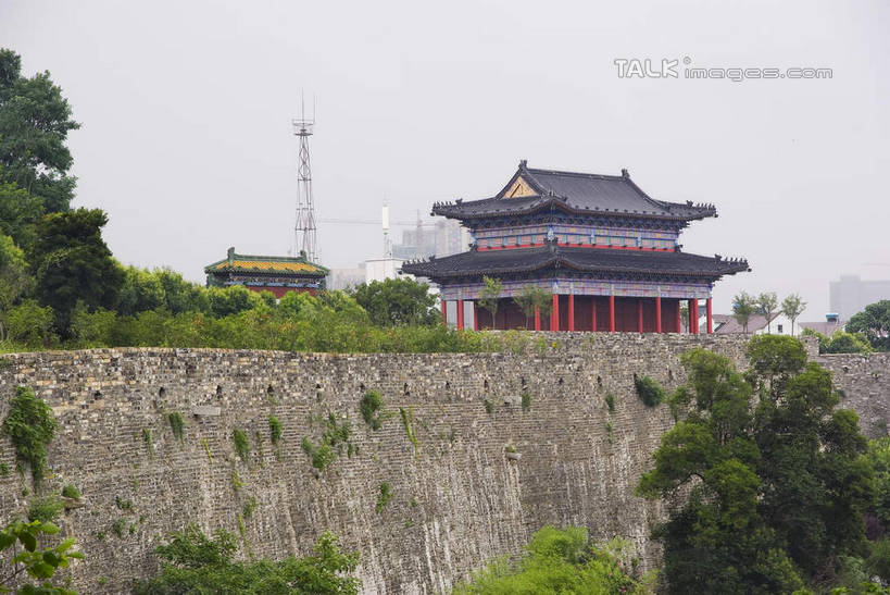 无人,横图,室外,白天,正面,旅游,度假,名胜古迹,植物,标志建筑,地标,建筑,长城,南京,中国,亚洲,遗迹,瓦片,墙,瓦,古迹,文物,娱乐,建设,城墙,古建筑,江苏,墙壁,墙面,树,树木,蓝色,绿色,蓝天,天空,自然,天,享受,休闲,旅游胜地,放松,城楼,生长,晴朗,成长,明长城,兴中门,仪凤门,古文明,东亚,屋瓦,江苏省,南京市,万里无云,中华人民共和国,华东地区,苏,省会,门楼,石头城,晴空,晴空万里,彩图,南京明城墙,南京城墙,明代长城,边墙,shwf1