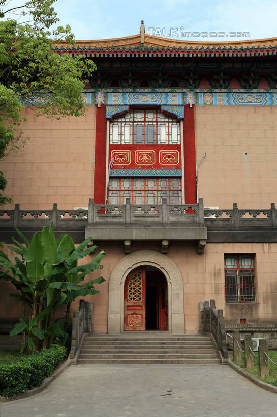 无人,家,栏杆,竖图,室外,白天,正面,旅游,度假,美景,植物,门,天花板,城市风光,标志建筑,城市,地标,建筑,雕塑,上海,中国,亚洲,阴影,花纹,艺术,装饰,光线,标志,雕刻,雕像,牌匾,图案,文字,影子,字符,房屋,阶梯,墙,屋子,景观,云,云朵,公寓,拱门,围栏,摄像头,地面,云彩,娱乐,标识,建设,洋房,护栏,楼房,石雕,墙壁,墙面,台阶,住宅,树,树木,红色,蓝色,绿色,白云,蓝天,天空,阳光,自然,工艺品,门框,天,享受,休闲,石阶,汉字,景色,放松,生长,晴朗,成长,纪念,美术,申,中文,主题,政府,监控,陈列,杨浦区,东亚,上海市,中华人民共和国,沪,华东地区,功能,美学,国文,华文,清源环路,晴空,彩图,房子,市政府,shwf1