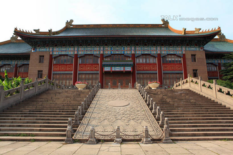 无人,家,栏杆,横图,室外,白天,正面,旅游,度假,美景,植物,城市风光,标志建筑,城市,地标,建筑,雕塑,上海,中国,亚洲,阴影,花纹,艺术,装饰,光线,雕刻,雕像,图案,瓦片,影子,房屋,阶梯,屋檐,屋子,景观,云,云朵,公寓,围栏,云彩,娱乐,建设,洋房,护栏,楼房,石雕,檐,台阶,住宅,树,树木,蓝色,绿色,白云,蓝天,天空,阳光,自然,工艺品,天,享受,休闲,石阶,景色,放松,生长,晴朗,成长,纪念,华丽,修饰,美术,点缀,申,主题,政府,陈列,杨浦区,东亚,上海市,中华人民共和国,沪,华东地区,功能,美学,衬托,美观,雅致,雅观,清源环路,晴空,彩图,房子,市政府,shwf1