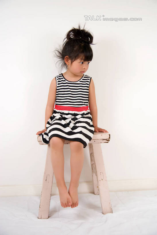 东方人,儿童,一个人,坐,竖图,室内,白天,白色背景,正面,裙子,时尚,纯洁,亚洲,仅一个女性,仅一个人,阴影,条纹,连衣裙,光线,木制,板凳,影子,凳子,灯光,扭头,注视,黄种人,光脚,小孩,木制品,观察,看,转头,仅一个小孩,赤脚,可爱,童年,童趣,搭,摄影,影棚,观看,察看,搭着,关注,童真,烂漫,无邪,天真,女孩,女人,女性,亚洲人,孩子,坐着,彩图,全身,影棚拍摄,拍摄,女生,shwf1
