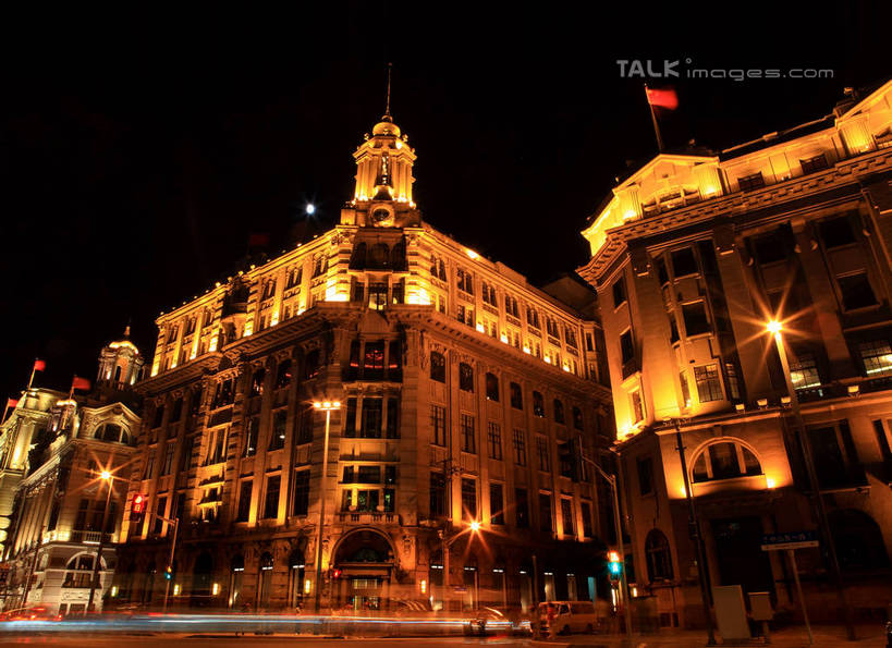 无人,高楼大厦,横图,室外,夜晚,仰视,度假,河流,美景,水,城市风光,标志建筑,城市,道路,地标,建筑,路,路灯,夜景,公路,汽车,旗帜,国旗,照明,上海,中国,亚洲,许多,阴影,飘扬,光线,影子,房顶,房屋,屋顶,屋子,河水,景观,公寓,建筑群,灯光,交通,娱乐,建设,黄浦江,楼房,江水,住宅,车,灯,天空,交通工具,轿车,天,行驶,享受,休闲,景色,放松,飘逸,照亮,申,照明设备,载具,飞扬,浦西,东亚,万国建筑博览群,外滩万国建筑博览群,上海市,中华人民共和国,沪,华东地区,旗,马路,彩图,低角度拍摄,房子,大楼,高层建筑,高楼,shwf1