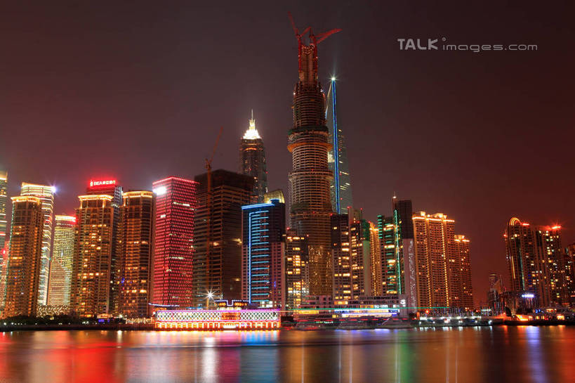 无人,高楼大厦,横图,全景,室外,夜晚,正面,度假,河流,美景,水,天际线,城市风光,标志建筑,城市,大厦,地标,建筑,摩天大楼,夜景,船,上海,中国,亚洲,阴影,波纹,光线,影子,河水,景观,水流,建筑群,灯光,涟漪,娱乐,建设,东方明珠,黄浦江,金茂大厦,浦东,游轮,游船,水纹,天空,交通工具,邮轮,外滩,波浪,天,享受,休闲,景色,放松,环球金融中心,申,载具,电视塔,柏悦酒店,国际贸易金融中心,金融中心,陆家嘴,陆家嘴金融中心,浦东新区,上海环球金融中心,东亚,东方明珠电视塔,上海市,中华人民共和国,沪,华东地区,水晕,旅游船,彩图,大楼,高层建筑,高楼,摩天楼,黄埔滩,上海外滩,外黄埔滩,春申江,老码头,shwf1