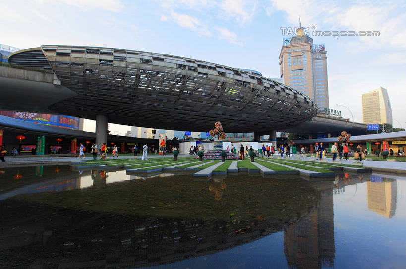 西方人,高楼大厦,站,走,横图,室外,白天,仰视,度假,美景,城市风光,标志建筑,城市,大厦,地标,建筑,摩天大楼,上海,欧洲,中国,欧洲人,亚洲,行人,游客,游人,阴影,服装,光线,影子,池塘,景观,水池,云,云朵,建筑群,许多人,云彩,注视,休闲装,娱乐,建设,路人,旅客,衣服,蓝色,白云,倒影,蓝天,天空,阳光,天,观察,看,站着,一群人,享受,休闲,休闲服,景色,放松,服饰,晴朗,观看,申,察看,倒映,关注,杨浦区,东亚,上海市,五角场,中华人民共和国,沪,华东地区,反照,过客,男人,男性,年轻男性,年轻女性,女人,女性,白种人,晴空,步行,散步,站立,走路,半身,彩图,低角度拍摄,大楼,高层建筑,高楼,摩天楼,shwf1