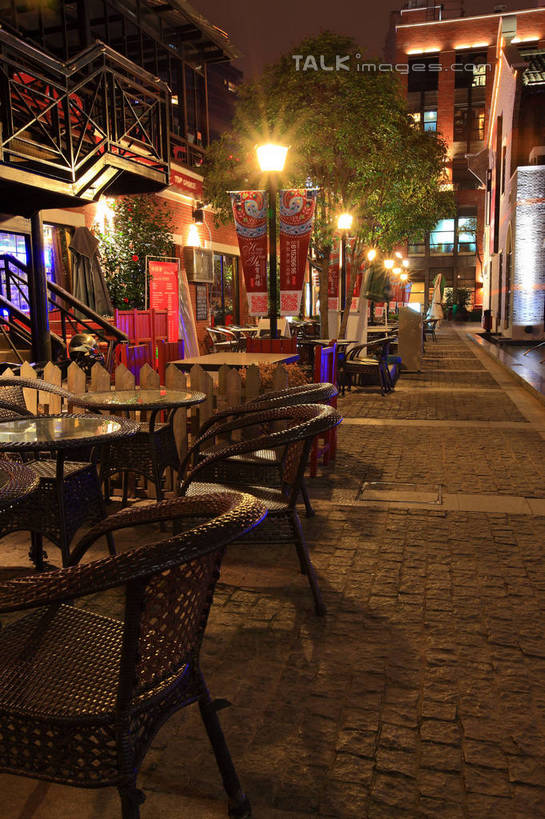 无人,餐厅,竖图,室外,夜晚,正面,旅游,度假,餐桌,桌子,标志建筑,道路,地标,建筑,路,路灯,公路,椅子,照明,上海,中国,亚洲,阴影,光线,影子,木椅,灯光,分界线,停车线,交通,娱乐,建设,黄浦江,灯,外滩,享受,休闲,旅游胜地,放松,餐台,车行道,车行道分界线,照亮,申,照明设备,标线,黄浦区,东亚,车行线,中山东一路,上海市,中华人民共和国,沪,华东地区,马路,彩图,餐馆,饭店,饭馆,黄埔滩,上海外滩,外黄埔滩,十六铺码头,shwf1