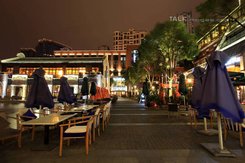 无人,餐厅,家,横图,室外,夜晚,正面,旅游,度假,幸福,植物,餐桌,桌子,标志建筑,地标,建筑,椅子,上海,中国,亚洲,阴影,光线,伞,影子,雨伞,纸伞,房屋,木椅,屋子,灯光,古典,油纸伞,文化,娱乐,阳伞,建设,黄浦江,楼房,住宅,树,树木,绿色,天空,自然,外滩,天,享受,休闲,旅游胜地,放松,生长,成长,餐台,纪念,吉祥,申,古朴,黄浦区,东亚,中山东一路,上海市,中华人民共和国,沪,华东地区,平安,彩图,房子,餐馆,饭店,饭馆,黄埔滩,上海外滩,外黄埔滩,十六铺码头,shwf1