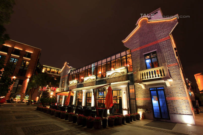 无人,餐厅,露台,横图,室外,夜晚,仰视,旅游,度假,餐桌,阳台,桌子,标志建筑,地标,建筑,夜景,椅子,上海,中国,亚洲,阴影,光线,伞,影子,雨伞,遮阳伞,木椅,灯光,娱乐,阳伞,建设,黄浦江,天空,外滩,天,享受,休闲,旅游胜地,放松,餐台,申,太阳伞,黄浦区,东亚,中山东一路,上海市,中华人民共和国,沪,华东地区,彩图,低角度拍摄,餐馆,饭店,饭馆,露天阳台,黄埔滩,上海外滩,外黄埔滩,十六铺码头,shwf1