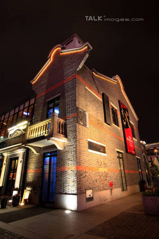 无人,家,栏杆,露台,竖图,室外,夜晚,仰视,旅游,度假,阳台,标志建筑,道路,地标,建筑,路,公路,上海,中国,亚洲,阴影,光线,影子,房屋,墙,屋子,围栏,灯光,交通,娱乐,建设,黄浦江,护栏,楼房,墙壁,墙面,住宅,天空,外滩,天,享受,休闲,旅游胜地,放松,申,黄浦区,东亚,中山东一路,上海市,中华人民共和国,沪,华东地区,马路,彩图,低角度拍摄,房子,露天阳台,黄埔滩,上海外滩,外黄埔滩,十六铺码头,shwf1