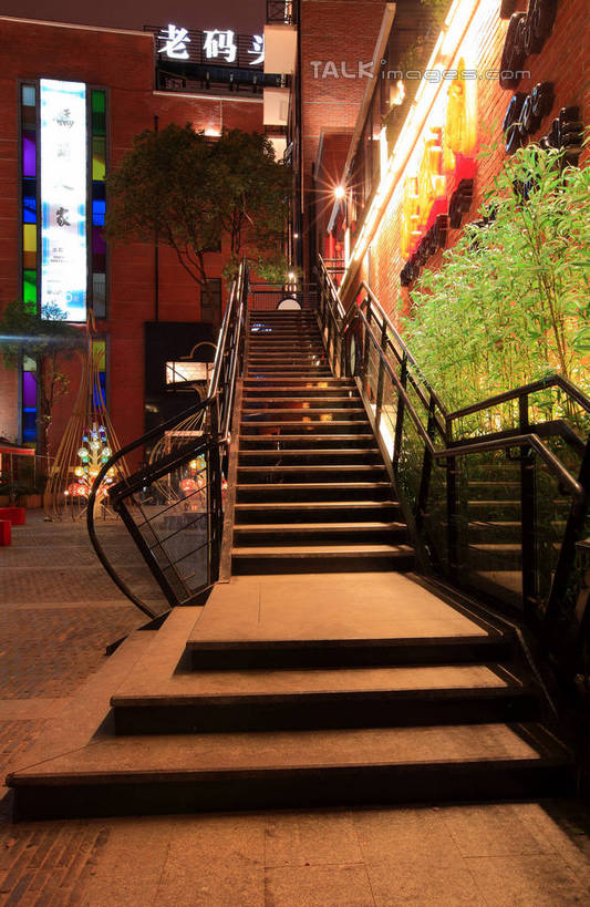无人,商店,栏杆,竖图,室外,夜晚,正面,旅游,度假,植物,楼梯,标志建筑,地标,建筑,上海,中国,亚洲,阴影,光线,扶手,影子,阶梯,灯光,仓库,娱乐,建设,商铺,黄浦江,护栏,台阶,树,树木,绿色,自然,外滩,享受,休闲,旅游胜地,放松,生长,成长,申,黄浦区,东亚,中山东一路,上海市,中华人民共和国,沪,华东地区,市肆,商号,彩图,店铺,黄埔滩,上海外滩,外黄埔滩,十六铺码头,shwf1