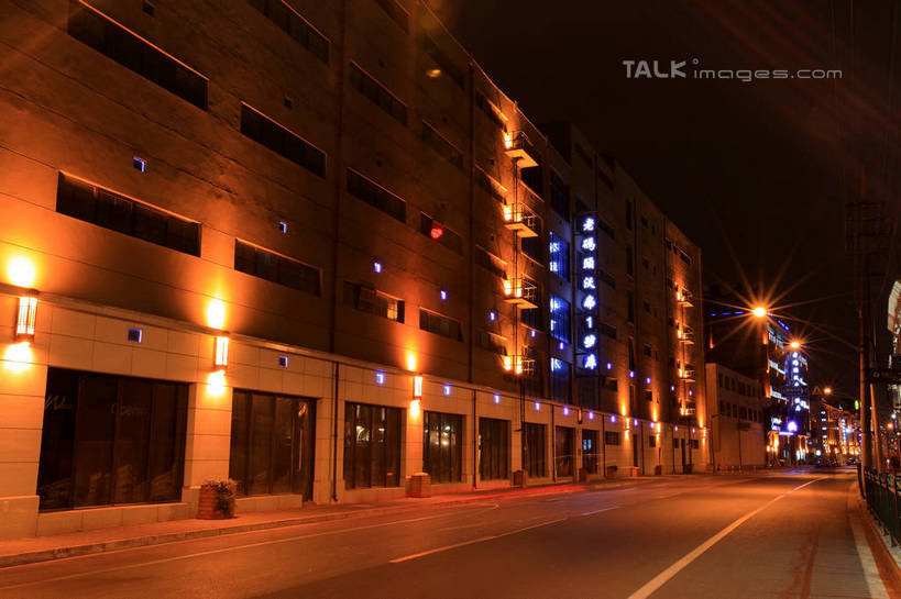 无人,高楼大厦,横图,室外,夜晚,正面,度假,美景,城市风光,标志建筑,城市,大厦,道路,地标,建筑,路,摩天大楼,公路,照明,上海,中国,亚洲,一排,阴影,整齐,并列,并排,光线,壁灯,影子,景观,建筑群,灯光,分界线,停车线,交通,娱乐,建设,黄浦江,灯,排列,灯具,外滩,享受,休闲,景色,放松,车行道,车行道分界线,照亮,申,照明设备,队列,标线,平行,黄浦区,东亚,车行线,中山东一路,上海市,中华人民共和国,沪,华东地区,马路,彩图,大楼,高层建筑,高楼,摩天楼,黄埔滩,上海外滩,外黄埔滩,十六铺码头,shwf1