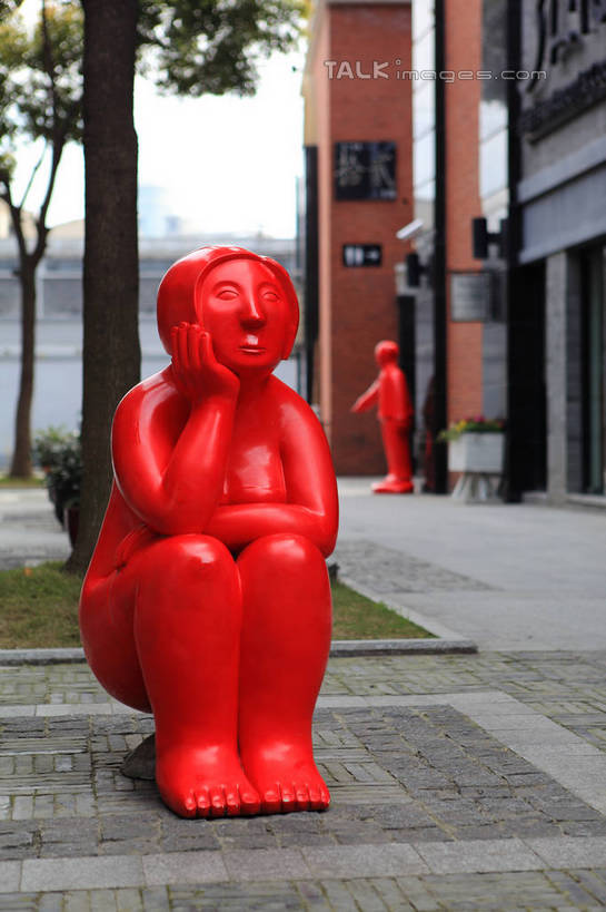 无人,坐,竖图,室外,白天,正面,旅游,度假,标志建筑,地标,建筑,雕塑,上海,中国,亚洲,撑,阴影,艺术,装饰,光线,雕刻,雕像,影子,托腮,娱乐,建设,黄浦江,红色,天空,阳光,工艺品,外滩,天,托,享受,休闲,旅游胜地,放松,纪念,美术,申,托下巴,主题,陈列,黄浦区,东亚,中山东一路,上海市,中华人民共和国,沪,华东地区,功能,美学,单手托腮,坐着,彩图,全身,黄埔滩,上海外滩,外黄埔滩,十六铺码头,shwf1