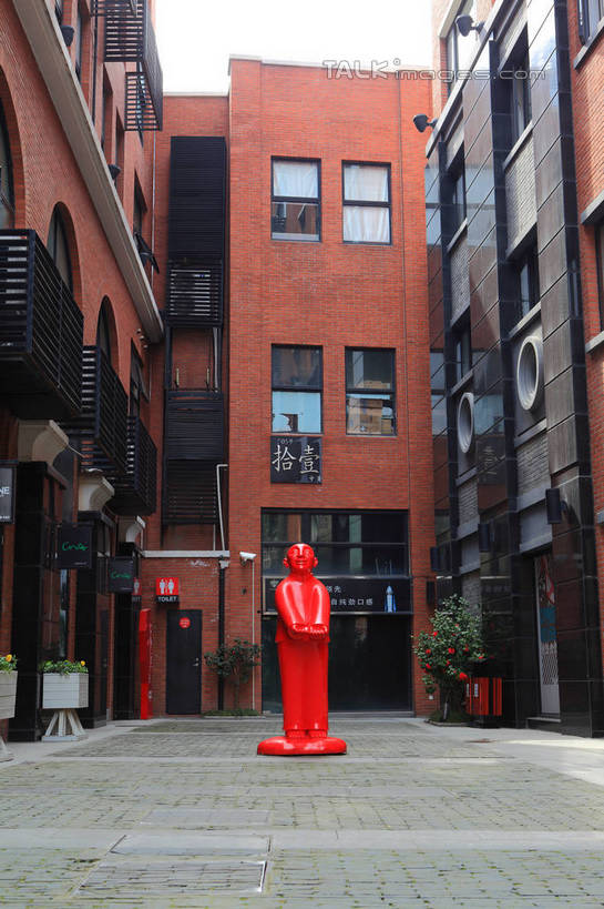 无人,家,竖图,室外,白天,正面,旅游,度假,窗户,标志建筑,地标,建筑,雕塑,上海,中国,亚洲,阴影,艺术,装饰,光线,雕刻,雕像,影子,房屋,屋子,娱乐,建设,黄浦江,楼房,玻璃窗,住宅,红色,天空,阳光,工艺品,外滩,天,享受,休闲,旅游胜地,放松,纪念,美术,申,主题,陈列,黄浦区,东亚,中山东一路,上海市,中华人民共和国,沪,华东地区,功能,美学,彩图,房子,黄埔滩,上海外滩,外黄埔滩,十六铺码头,shwf1