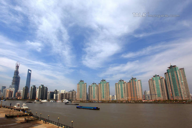 无人,高楼大厦,码头,横图,全景,室外,白天,仰视,度假,河流,美景,水,天际线,城市风光,标志建筑,城市,大厦,地标,港口,建筑,轮船,摩天大楼,船,上海,中国,亚洲,阴影,波纹,光线,影子,河水,景观,水流,云,云朵,建筑群,涟漪,云彩,娱乐,建设,黄浦江,金茂大厦,蓝色,白云,蓝天,水纹,天空,阳光,交通工具,外滩,波浪,天,享受,休闲,景色,放松,晴朗,申,载具,黄浦区,东亚,中山东一路,上海市,中华人民共和国,沪,华东地区,水晕,晴空,彩图,低角度拍摄,摆渡口,埠头,大楼,渡口,渡头,港湾,高层建筑,高楼,海港,货运码头,口岸,摩天楼,商港,黄埔滩,上海外滩,外黄埔滩,春申江,上海中心大厦,十六铺码头,shwf1