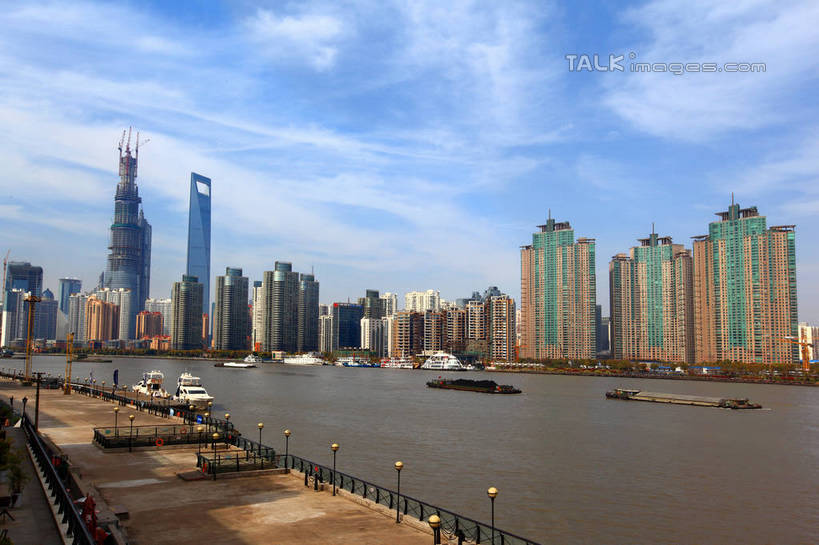 无人,高楼大厦,码头,横图,全景,室外,白天,正面,度假,河流,美景,水,天际线,城市风光,标志建筑,城市,大厦,地标,港口,建筑,轮船,摩天大楼,船,上海,中国,亚洲,阴影,波纹,光线,影子,河水,景观,水流,云,云朵,建筑群,涟漪,云彩,娱乐,建设,黄浦江,金茂大厦,蓝色,白云,蓝天,水纹,天空,阳光,交通工具,外滩,波浪,天,享受,休闲,景色,放松,晴朗,申,载具,黄浦区,东亚,中山东一路,上海市,中华人民共和国,沪,华东地区,水晕,晴空,彩图,摆渡口,埠头,大楼,渡口,渡头,港湾,高层建筑,高楼,海港,货运码头,口岸,摩天楼,商港,黄埔滩,上海外滩,外黄埔滩,春申江,上海中心大厦,十六铺码头,shwf1