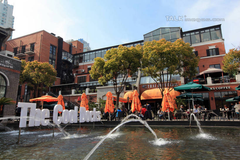 无人,家,横图,室外,白天,仰视,旅游,度假,湖,湖泊,水,植物,标志建筑,地标,建筑,上海,中国,亚洲,阴影,光线,伞,影子,雨伞,遮阳伞,房屋,屋子,湖面,水流,水面,云,云朵,云彩,娱乐,阳伞,建设,黄浦江,楼房,住宅,树,树木,蓝色,绿色,白云,蓝天,天空,阳光,自然,外滩,湖水,人工湖,天,享受,休闲,旅游胜地,放松,生长,晴朗,成长,申,太阳伞,黄浦区,东亚,中山东一路,上海市,中华人民共和国,沪,华东地区,晴空,彩图,低角度拍摄,房子,黄埔滩,上海外滩,外黄埔滩,十六铺码头,shwf1